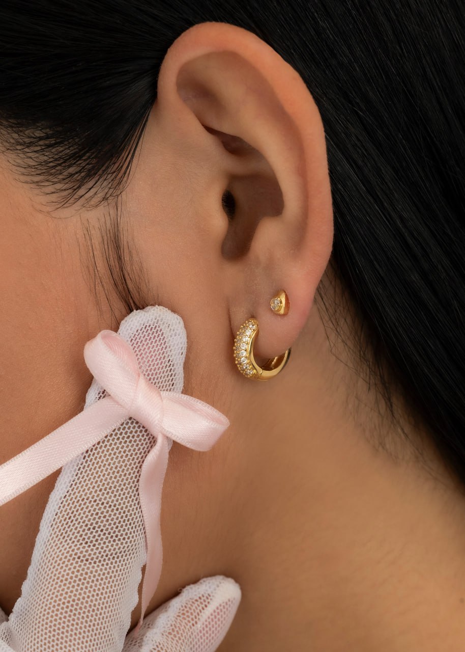 Los topos Corazón Mini Circonia de Bijou son la elección perfecta para quienes desean llevar un toque de amor y elegancia en su día a día. Confeccionados en oro laminado de 18K y adornados con una circonia brillante, estos aretes capturan la luz de manera sutil pero encantadora, siendo ideales para cualquier ocasión.

Diseño en forma de corazón con una circonia que añade brillo.
Oro laminado de 18K para una joya duradera y sofisticada.
Perfectos para llevar un toque de amor en cualquier look.